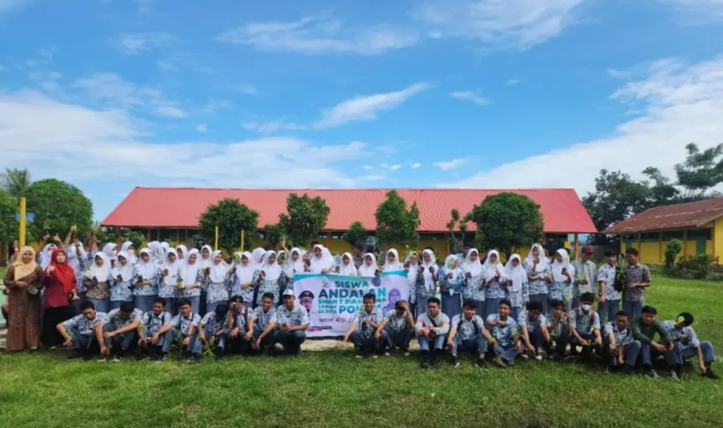 SMA Negeri 7 Bulukumba ikut program tanam sejuta pohon